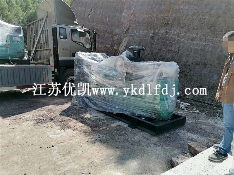 2020年10月22日，300KW康明斯發(fā)電機(jī)組3臺(tái)交付路面施工單位使用