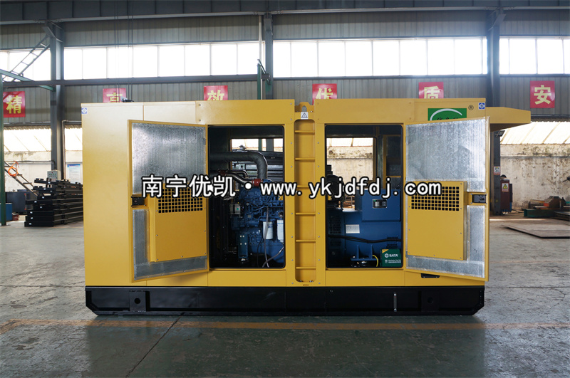 2022年11月21日，200KW玉柴發(fā)電機組靜音帶雨棚順利交貨