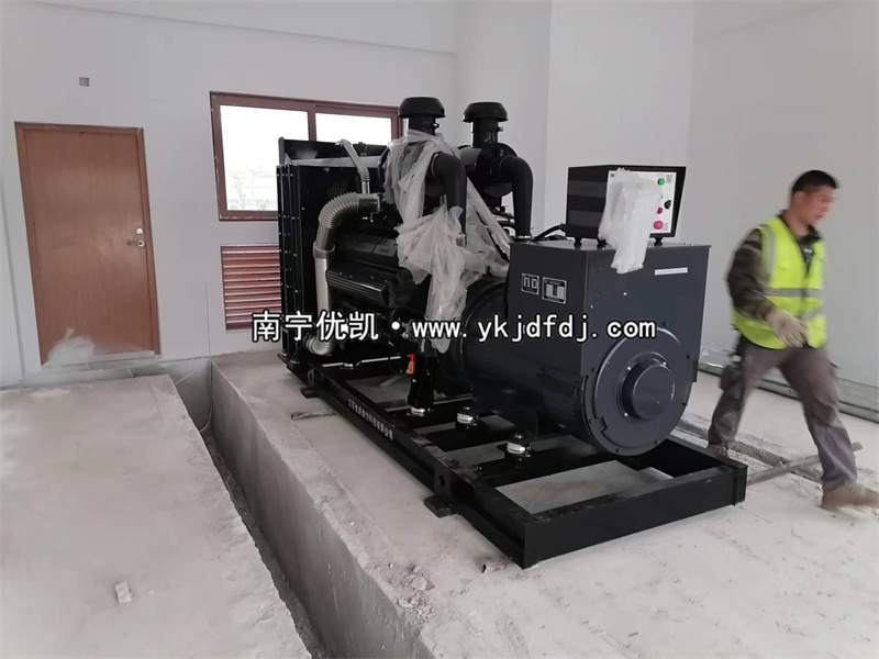 2023年2月20日，6臺上柴600kw柴油發(fā)電機(jī)組卸貨安裝中