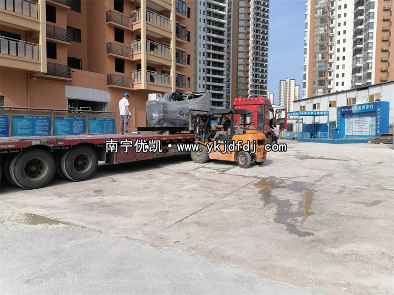 2023年5月16日，廣西項(xiàng)目700kw上柴發(fā)電機(jī)組到貨現(xiàn)場