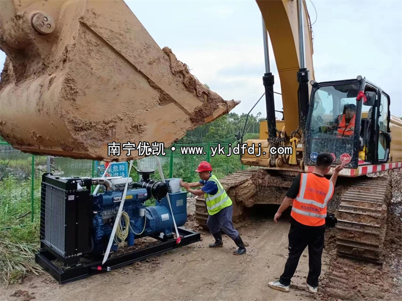 2023年8月10日，150kw濰坊雷納發(fā)電機(jī)組欽州項(xiàng)目到貨現(xiàn)場(chǎng)