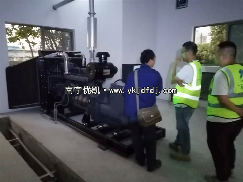 2023年11月28日，欽州項目250kw上柴發(fā)電機組到貨安裝調試