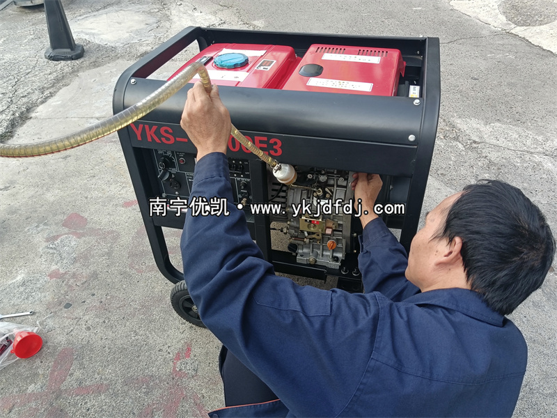 2023年11月24日，客戶到店自提8kw等功率柴油發(fā)電機組