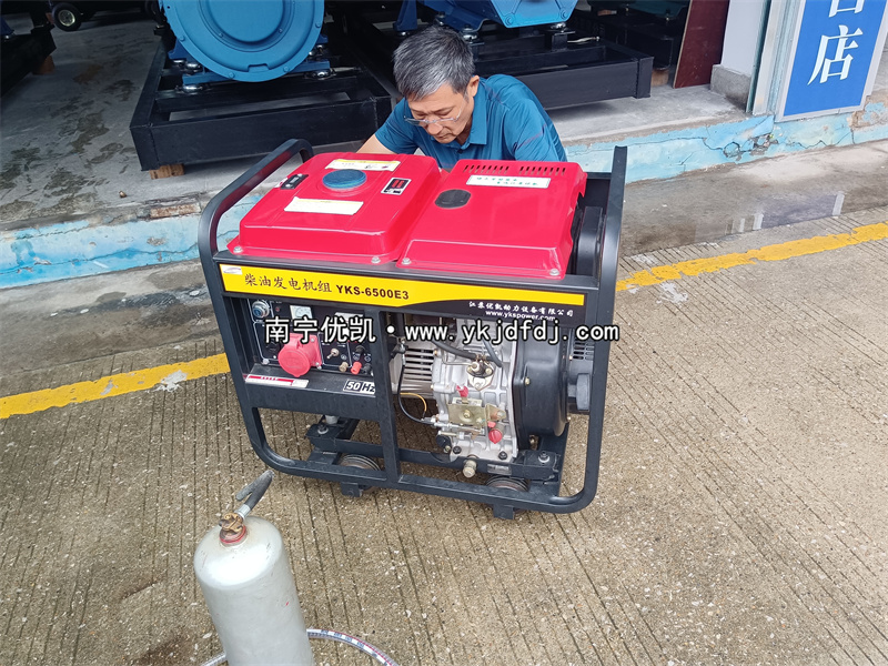 2024年5月19日，客戶到店自提一臺5KW等功率柴油發(fā)電機組