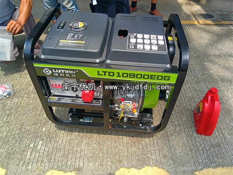 2025年9月8日，客戶到店采購8kw柴油發(fā)電機(jī)組并試機(jī)